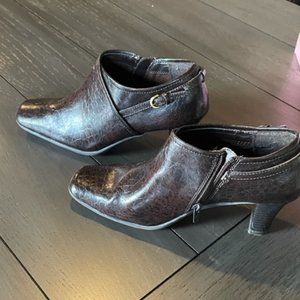 Aerosoles brown leather size 7 heeled bootie